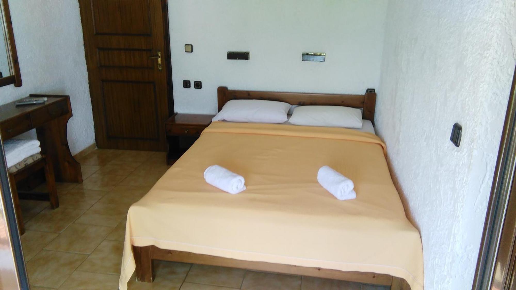 Hotel Lefkes Paralía Skotínis Rum bild